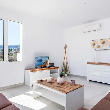 Villa Sleeps 10 With Pool Air Con And Wifi *